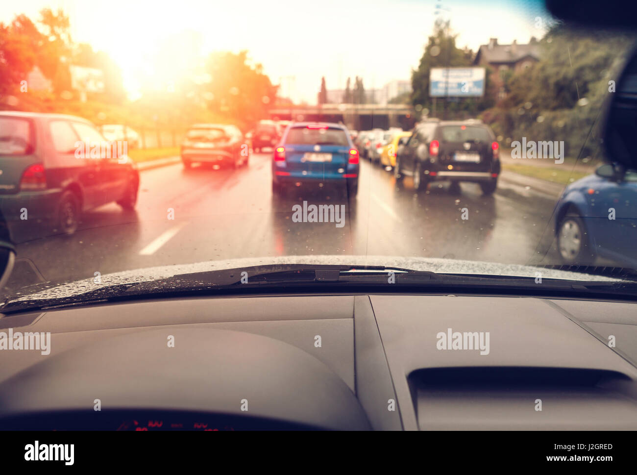 Alla guida di una vettura in condizioni di cattivo tempo nel traffico in direzione Alba - vista offuscata Foto Stock