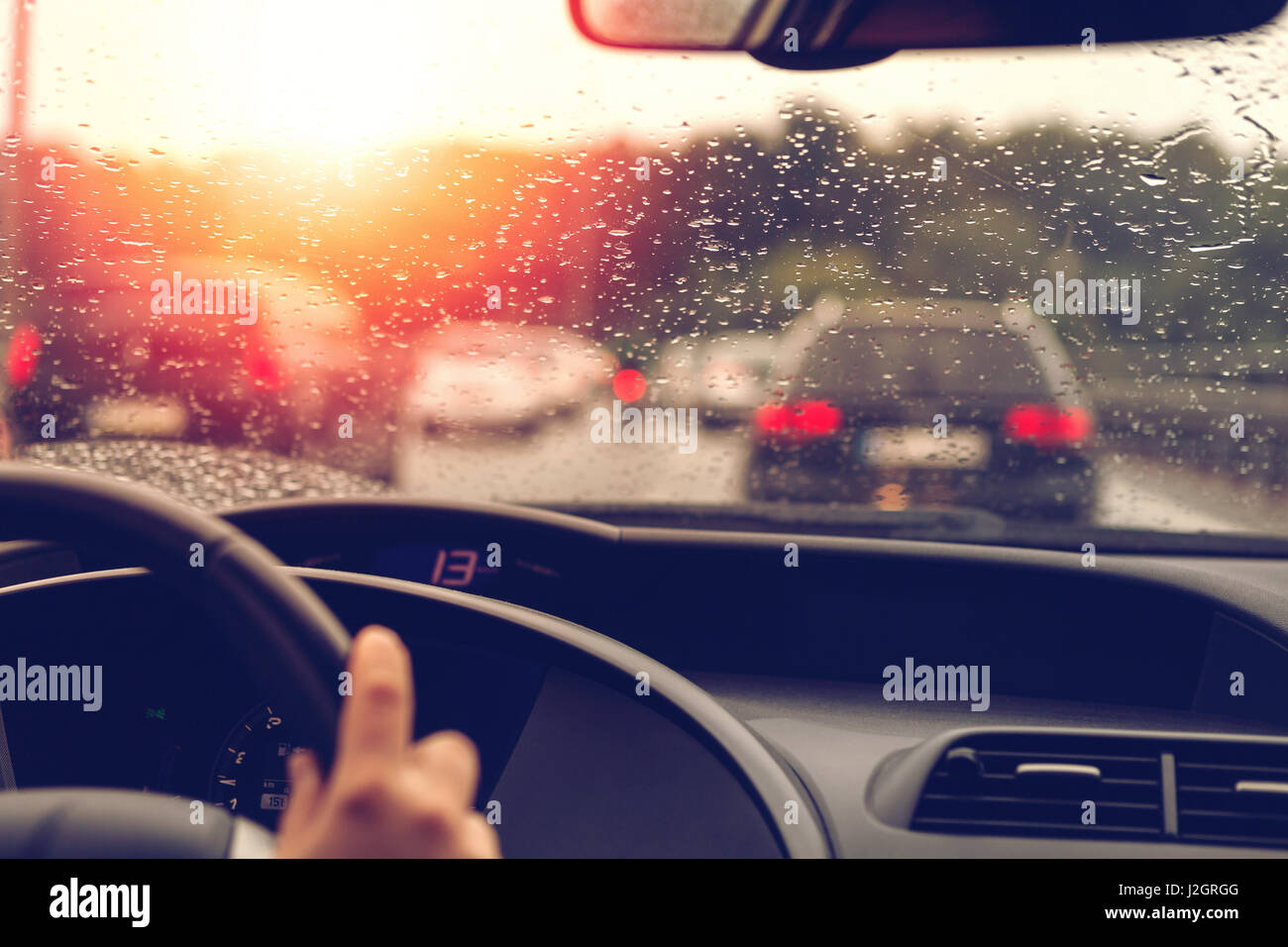 Alla guida di una vettura in condizioni di cattivo tempo nel traffico jam - vista offuscata Foto Stock