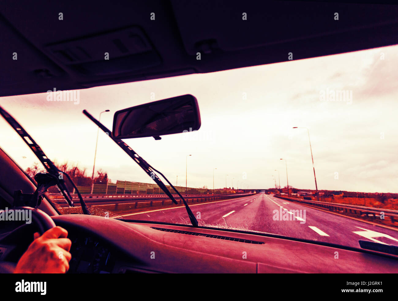 Alla guida di una vettura in condizioni di cattivo tempo Foto Stock