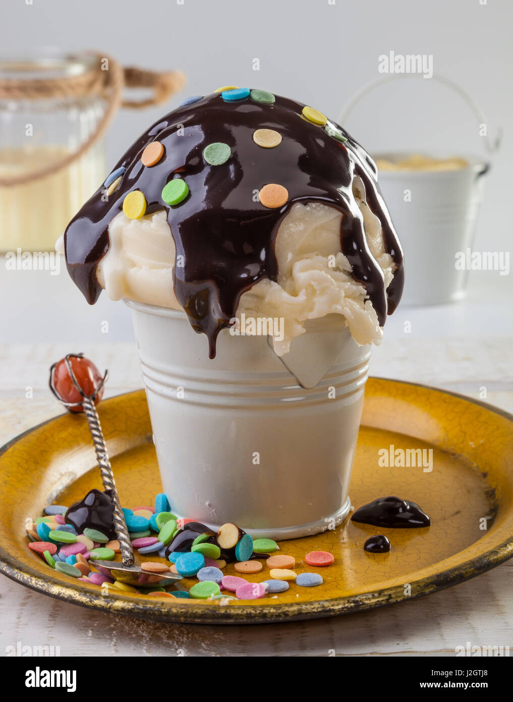 Gelato fatto in casa con il gocciolamento di salsa al cioccolato Foto Stock