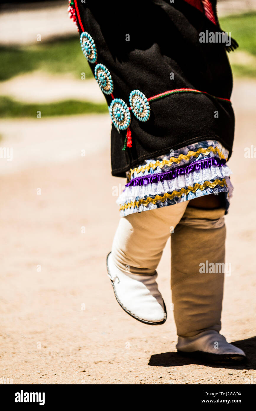 Albuquerque, Nuovo Messico. Zulu Native American Indian ballerina solleva Stivale camoscio mocassino, indossando il turchese argento jeweled gonna Foto Stock