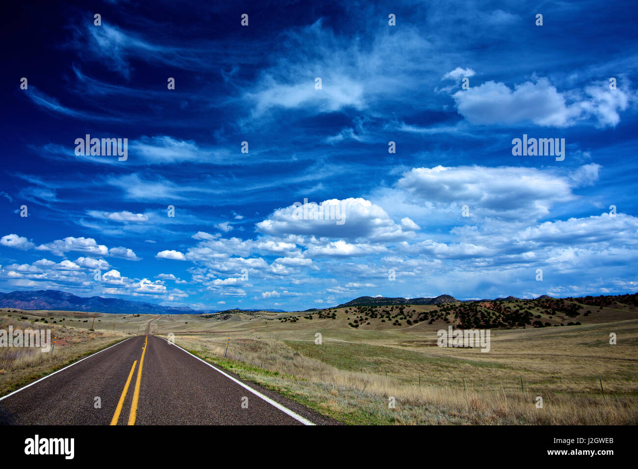Autostrada 78, Nuovo Messico, alte praterie alpine e le nuvole. (Grandi dimensioni formato disponibile) Foto Stock