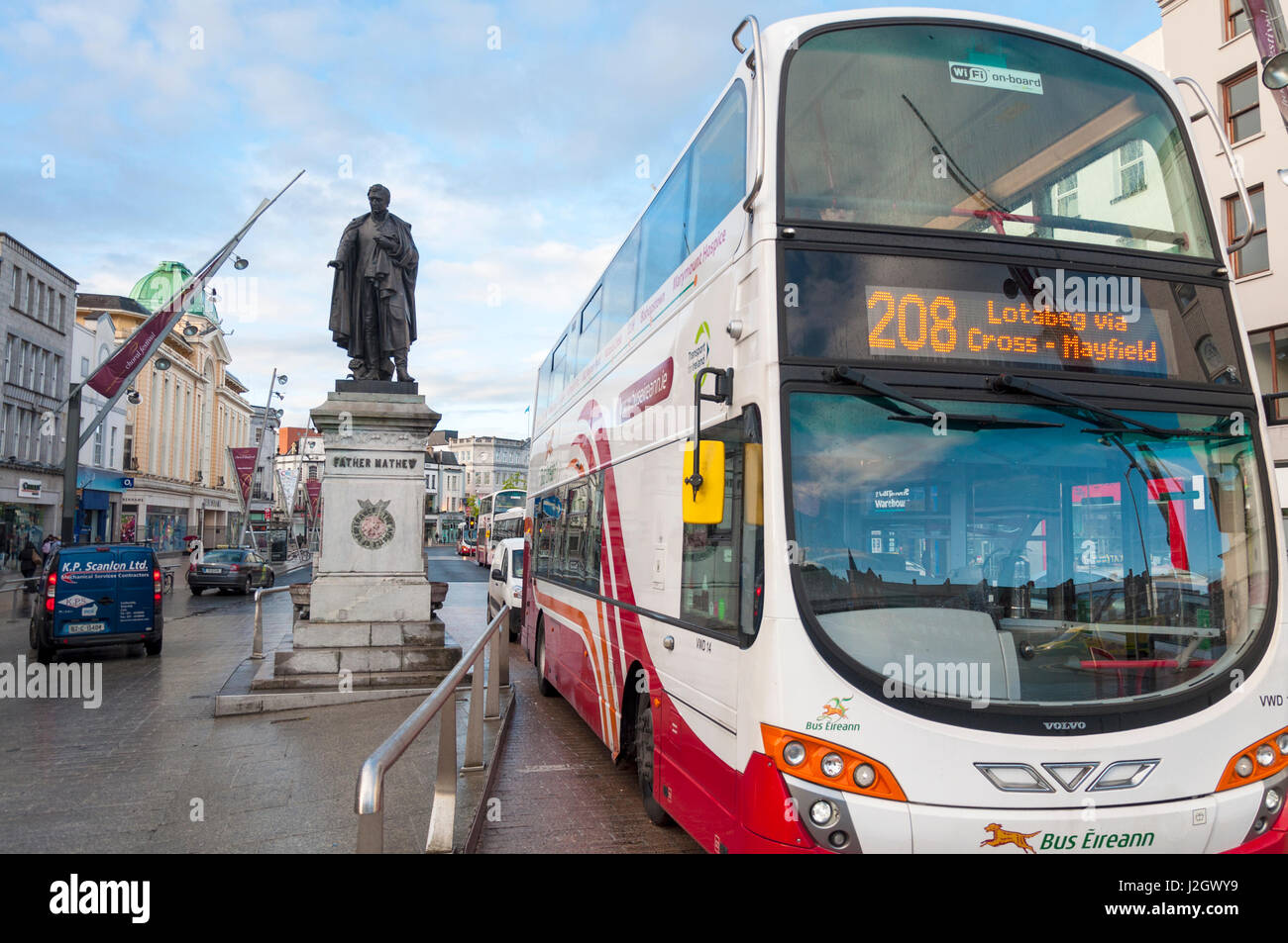 Bus Eireann pullman e padre Mathew statua in St Patricks Street nella città di Cork, nella contea di Cork, Irlanda Foto Stock