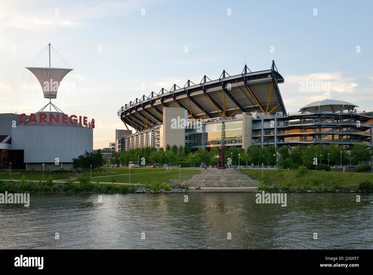 Stati Uniti d'America, Pennsylvania, Pittsburgh. Carnegie Science Center e Heinz Field Stadium (formato di grandi dimensioni disponibili) Foto Stock
