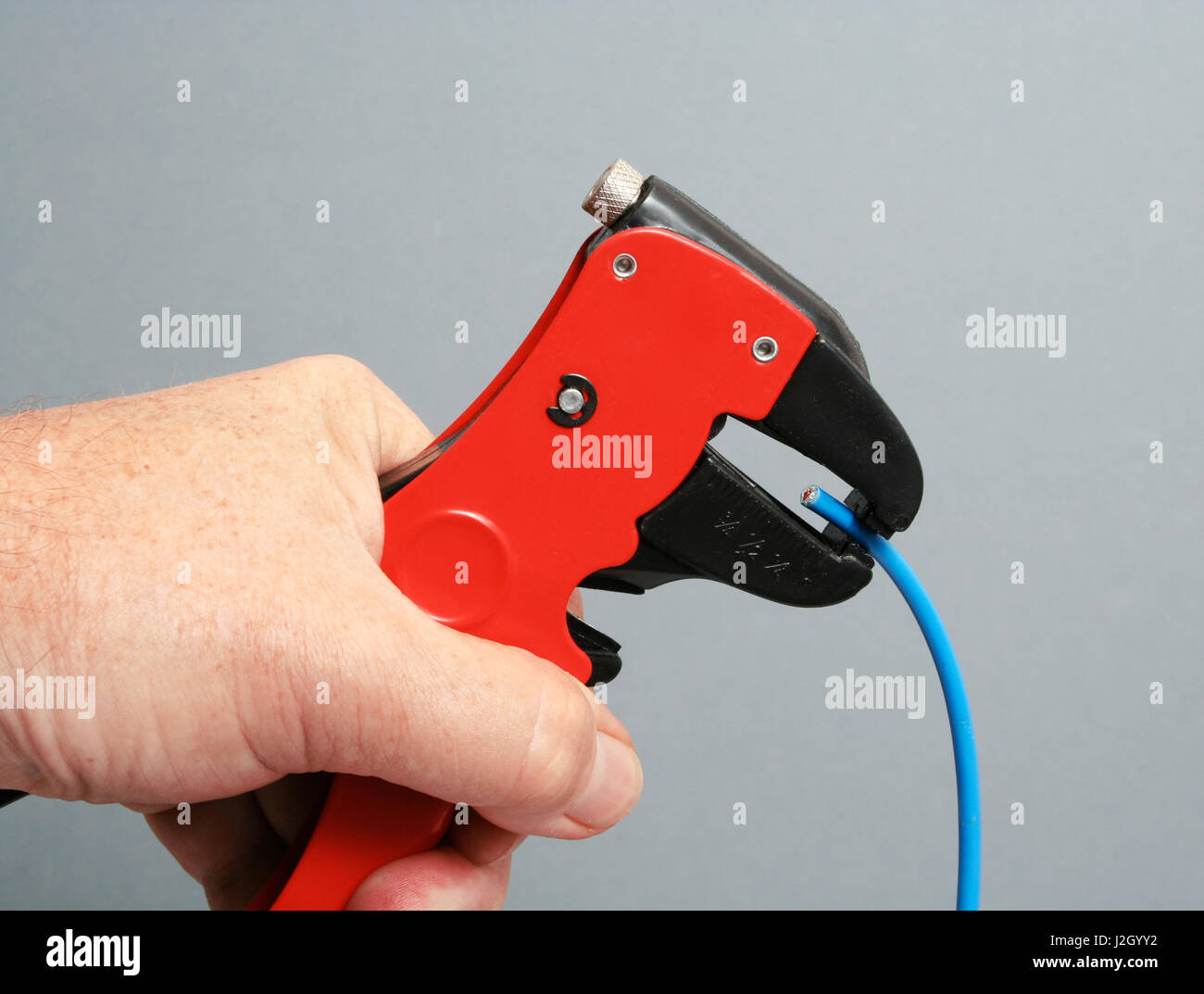 Spelatura dei fili elettrici con un attrezzo speciale Foto Stock