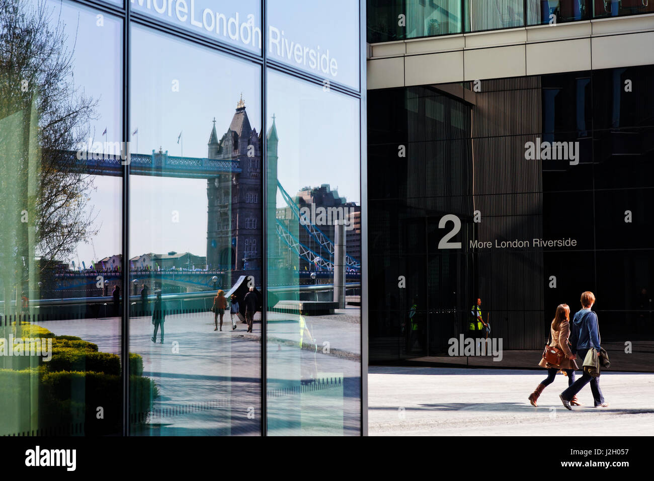 La riflessione di Tower Bridge in una facciata dell'edificio per uffici di più Londra Riverside, Southwark, Londra, Inghilterra, Regno Unito Foto Stock