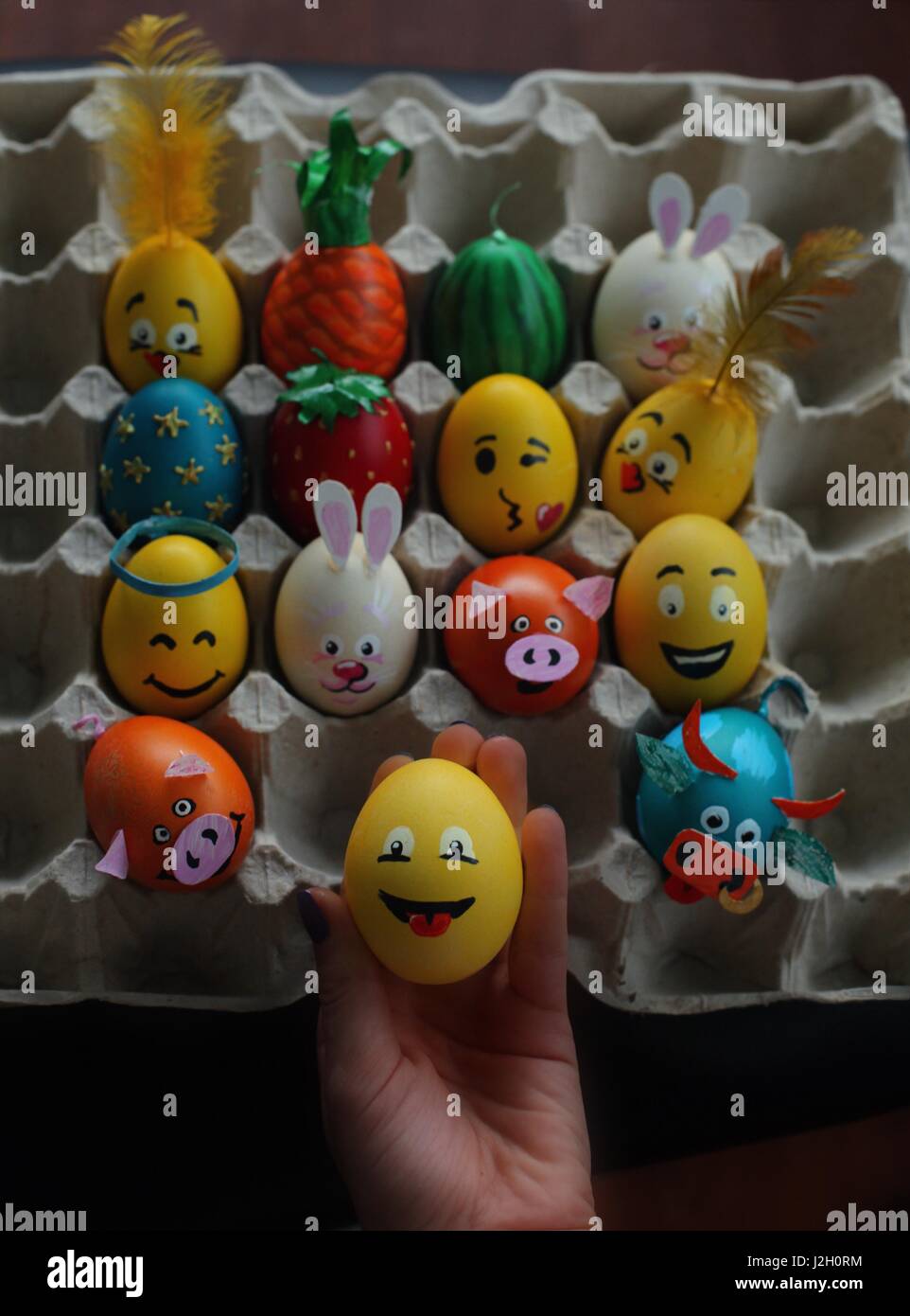 Belle le uova di Pasqua decorate come gli animali e gli Emoji, sorrisi,  frutta Foto stock - Alamy