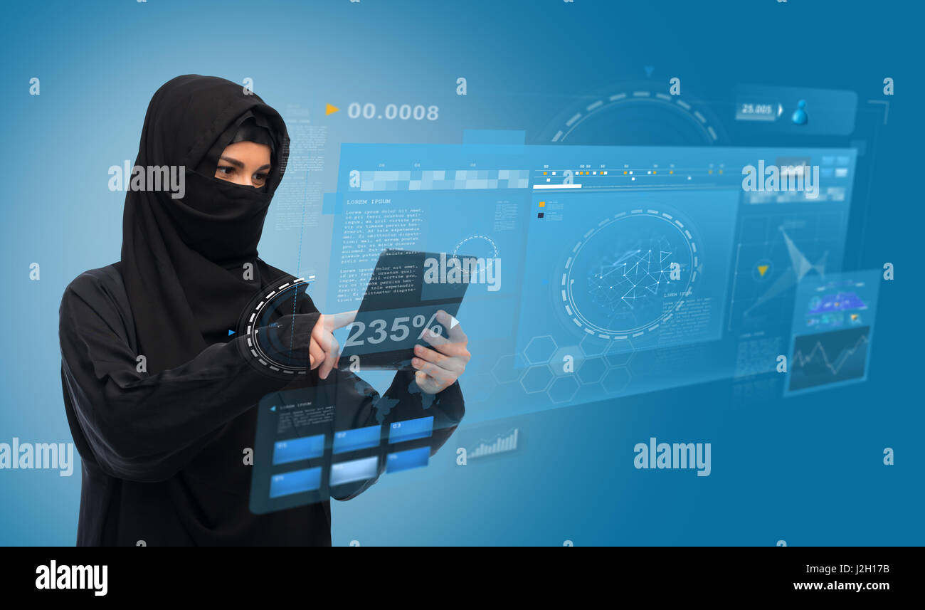 Donna musulmana in hijab con tablet pc computer Foto Stock