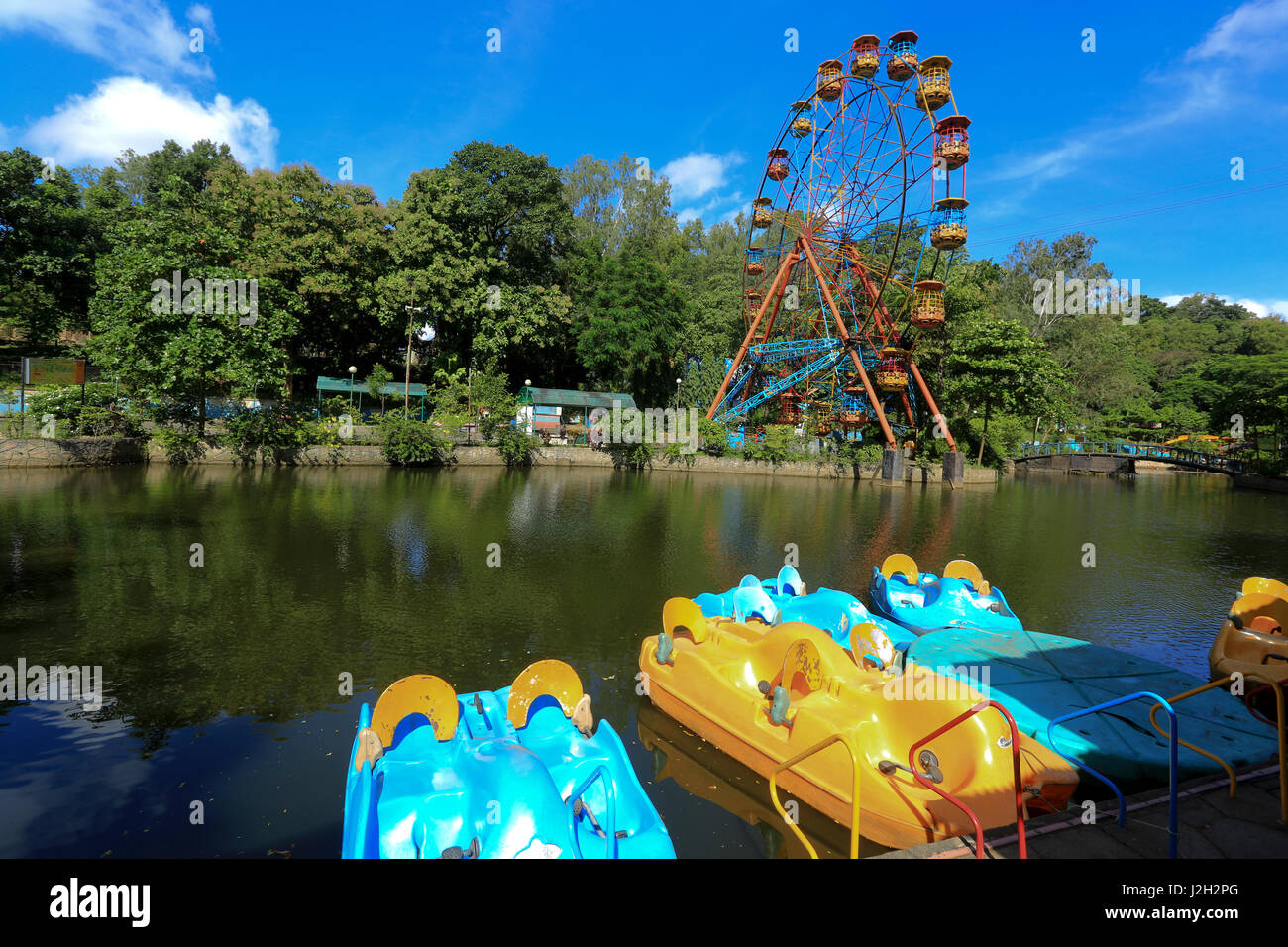 Ruota panoramica Ferris all'interno del Foy lago del mondo di divertimenti. Si tratta di un parco a tema. È stato scavato nel 1924. Chittagong, Bangladesh. Foto Stock