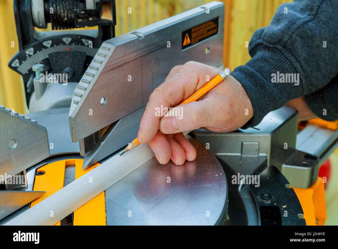 Uomo con sega per tagliare il legno uomo lavoratore, segatura di legno Foto Stock