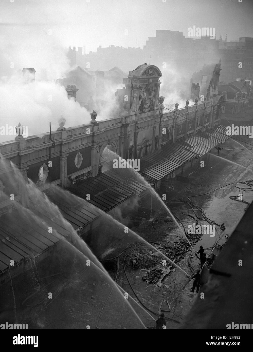 Fumo e vapore aumento in nuvole bianche come getti di acqua sono diretti attraverso il vuoto di windows nel guscio dell'Unione società di refrigerazione a Smithfield Market, Londra. Foto Stock