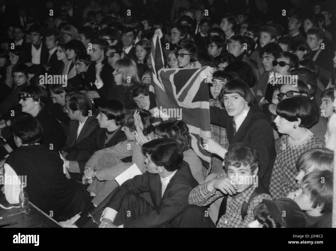 Gli spettatori che frequentano un concerto di chi in locomotiva a Parigi, il 13 novembre 1965. Foto André Crudo Foto Stock