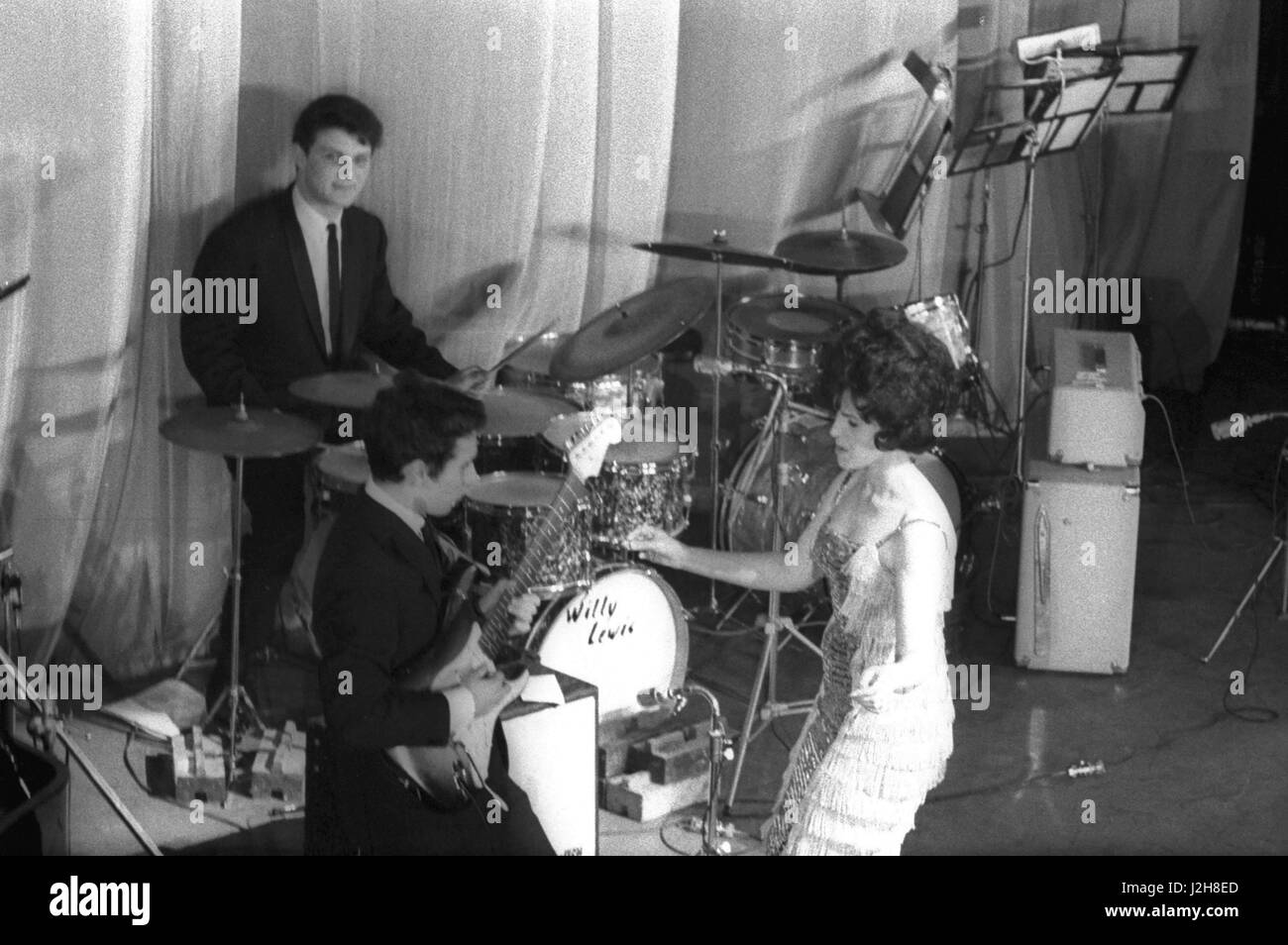 Batterista francese Willy Lewis di eseguire presso la sala Olympia di Parigi nel 1964. Foto André Crudo Foto Stock