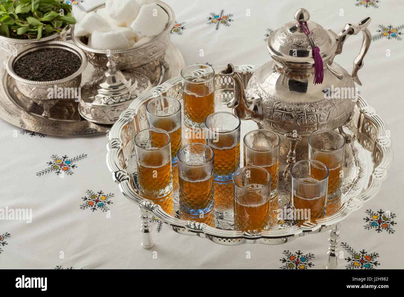 Festa tradizionale argento marocchino set per il tè e i bicchieri sul tavolo Foto Stock