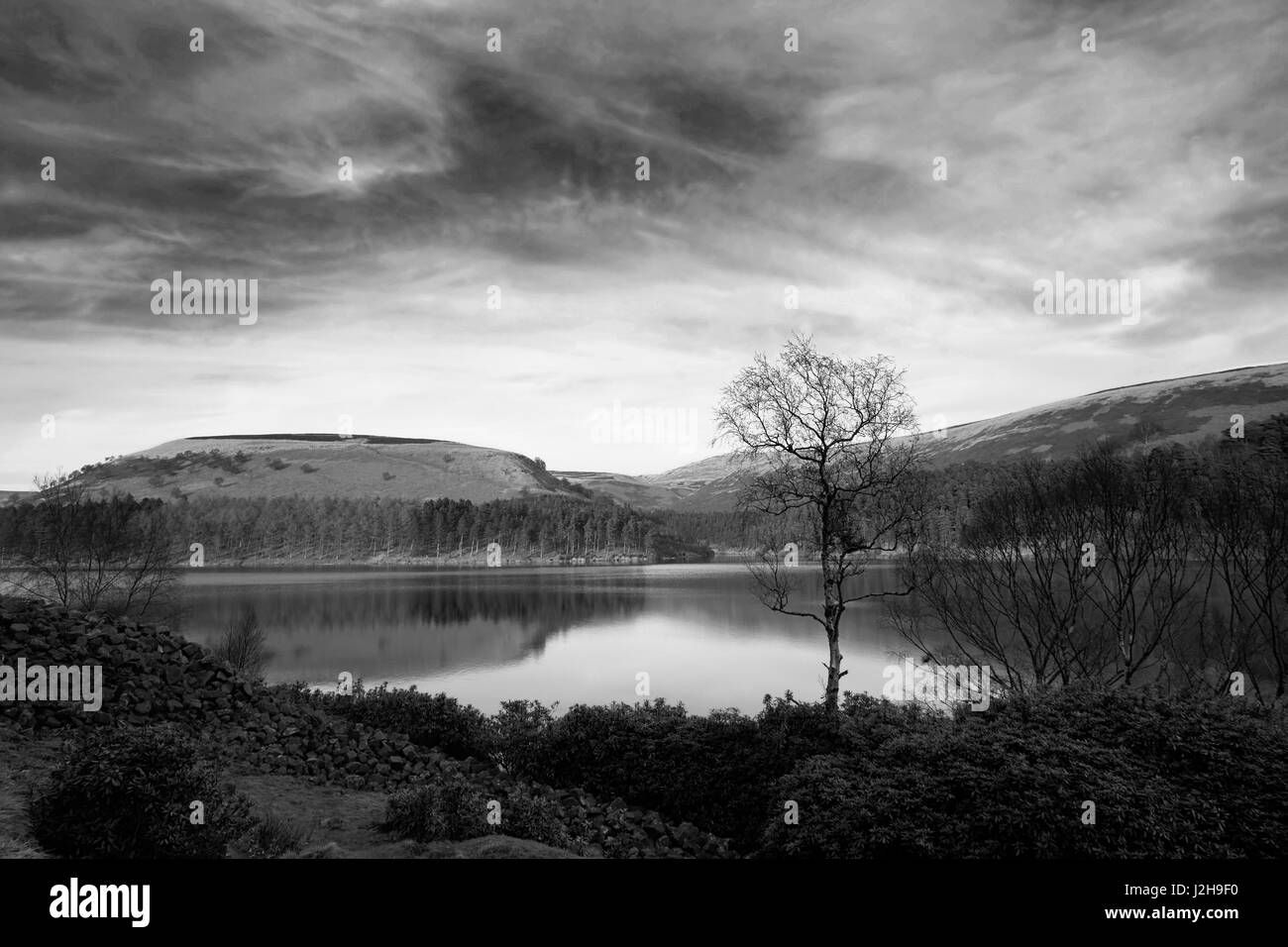 Vista autunnale del serbatoio Derwent, Superiore Derwent Valley, nel Derbyshire, Parco Nazionale di Peak District, England, Regno Unito Foto Stock