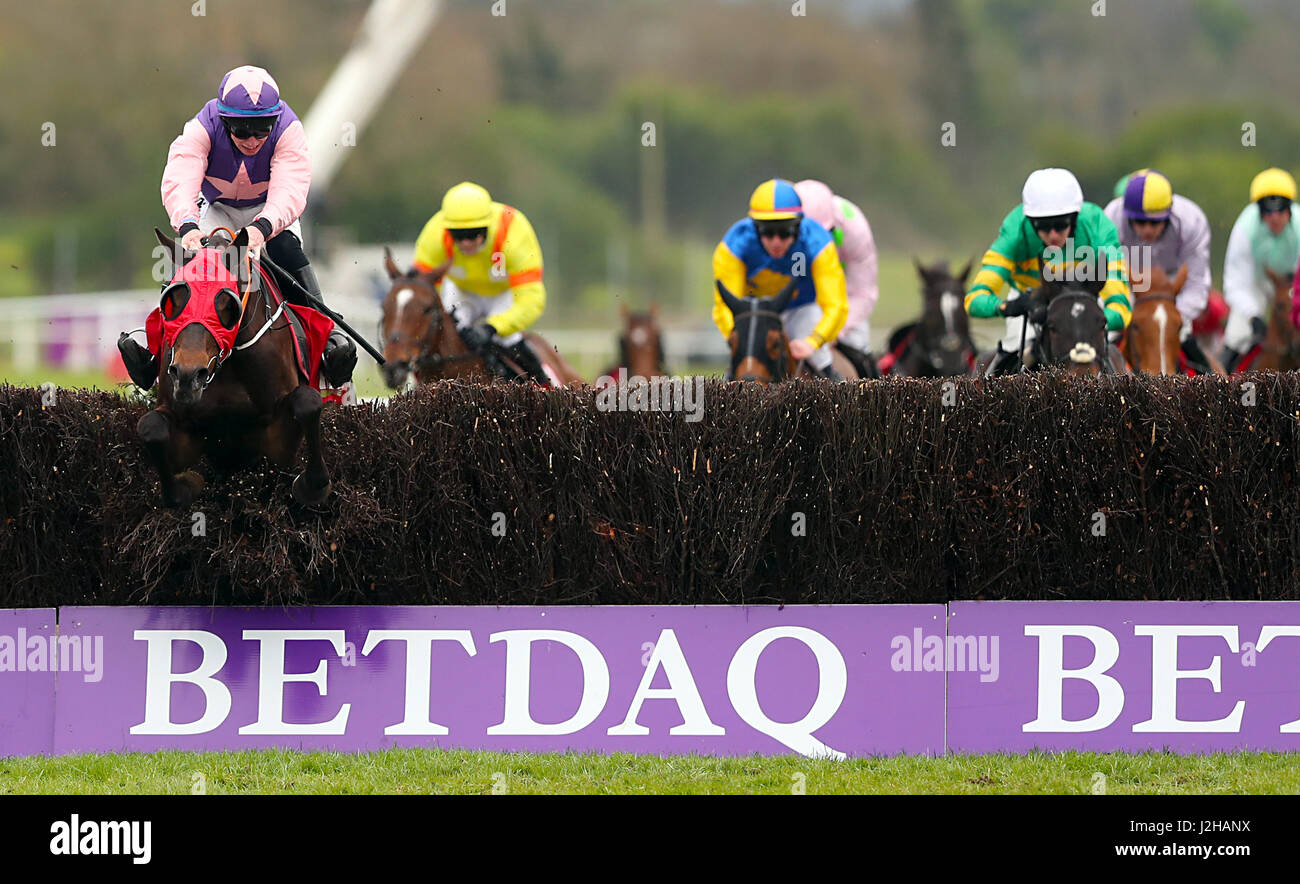 Deciso Ruby cavalcato da Jack Jockey Kennedy (sinistra) cancella l'ultimo recinto sul suo modo di vincere l'Hanlon E.B.F. Concrete Signora Glencarraig Mares Handicap Chase durante 4 giorni del festival di Punchestown in Naas, Co. Di Kildare. Foto Stock