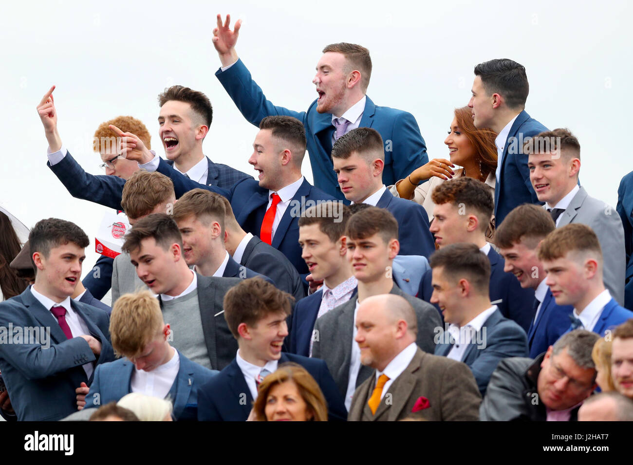 Racegoers festeggiare il vincitore dell'Hanlon E.B.F. Concrete Signora Glencarraig Mares Handicap Chase durante 4 giorni del festival di Punchestown in Naas, Co. Di Kildare. Foto Stock