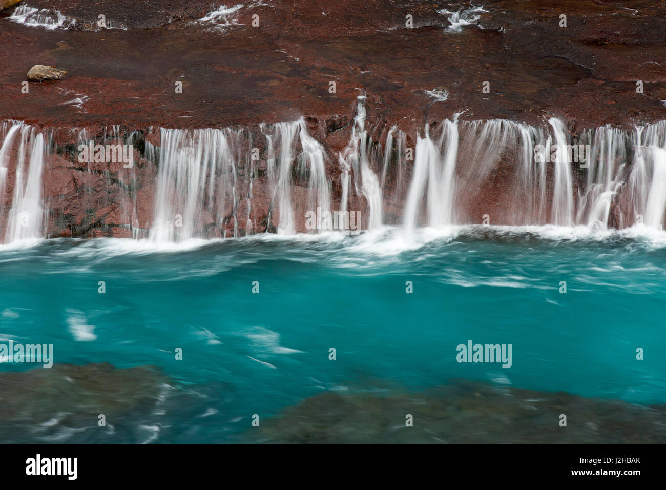 Hraunfossar, serie di cascate che si riversano sul fiume Hvítá in inverno, Vesturland, Borgarfjörður, western Islanda Foto Stock