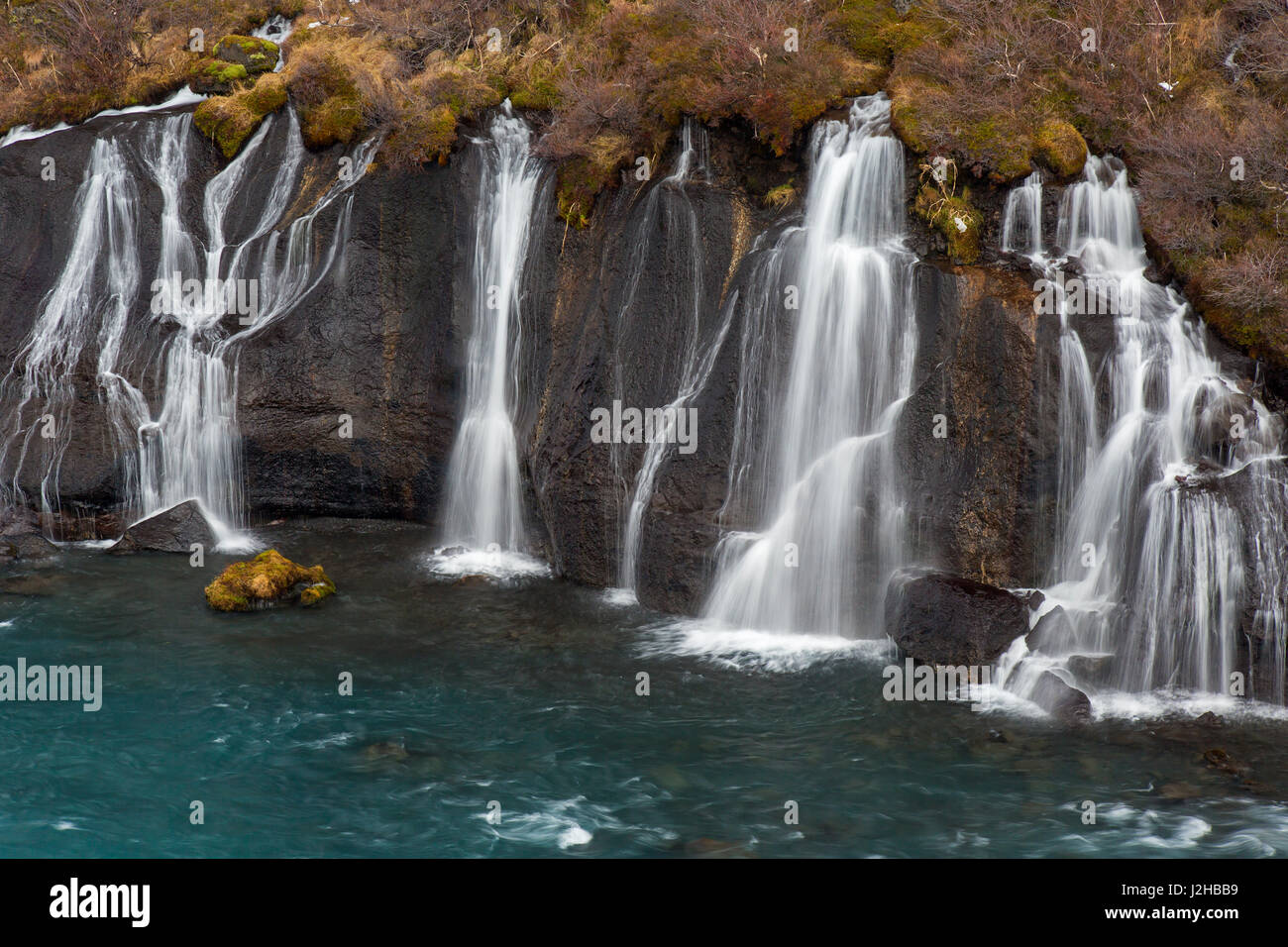 Hraunfossar, serie di cascate che si riversano sul fiume Hvítá in inverno, Vesturland, Borgarfjörður, western Islanda Foto Stock