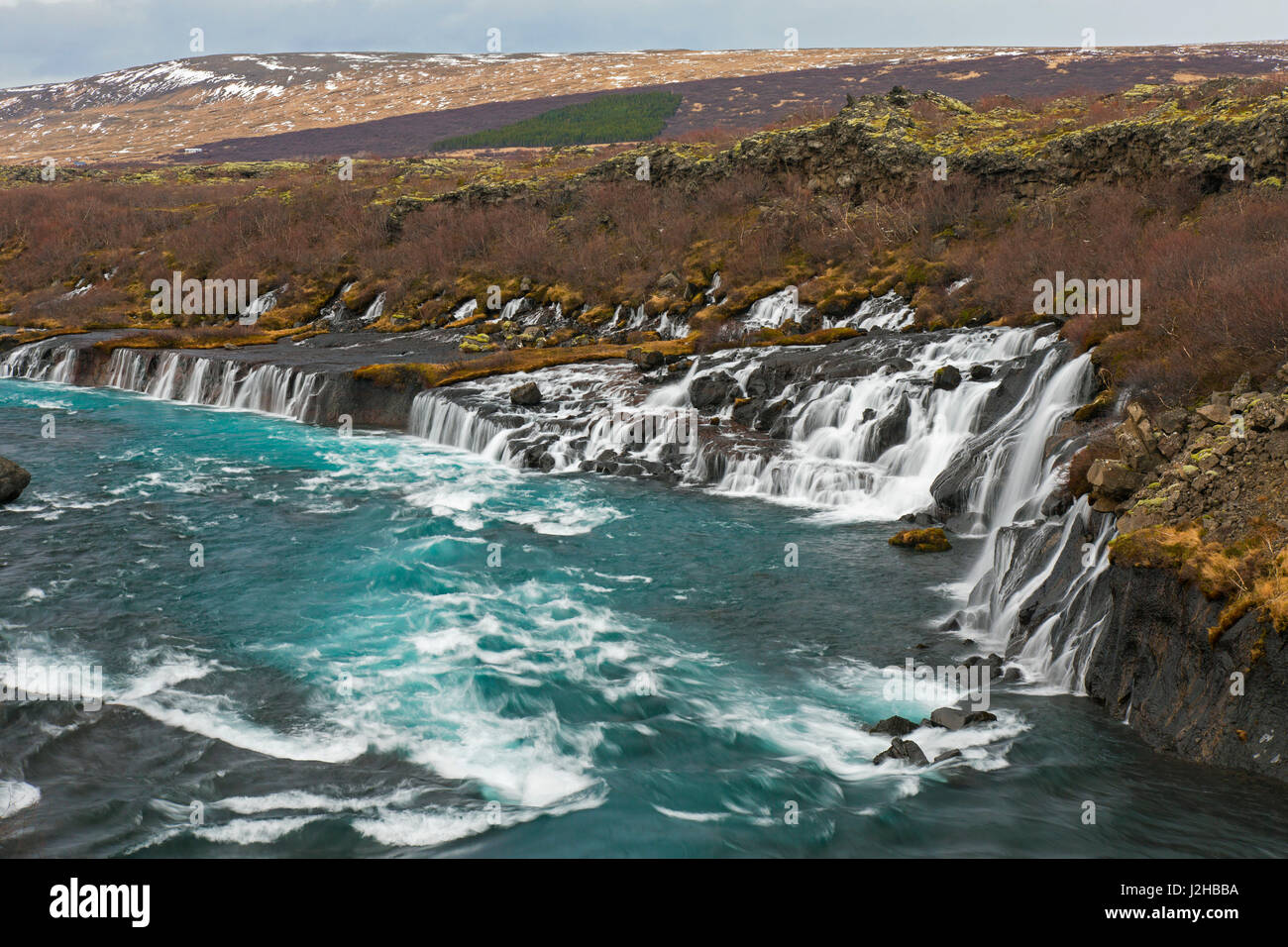 Hraunfossar, serie di cascate che si riversano sul fiume Hvítá in inverno, Vesturland, Borgarfjörður, western Islanda Foto Stock