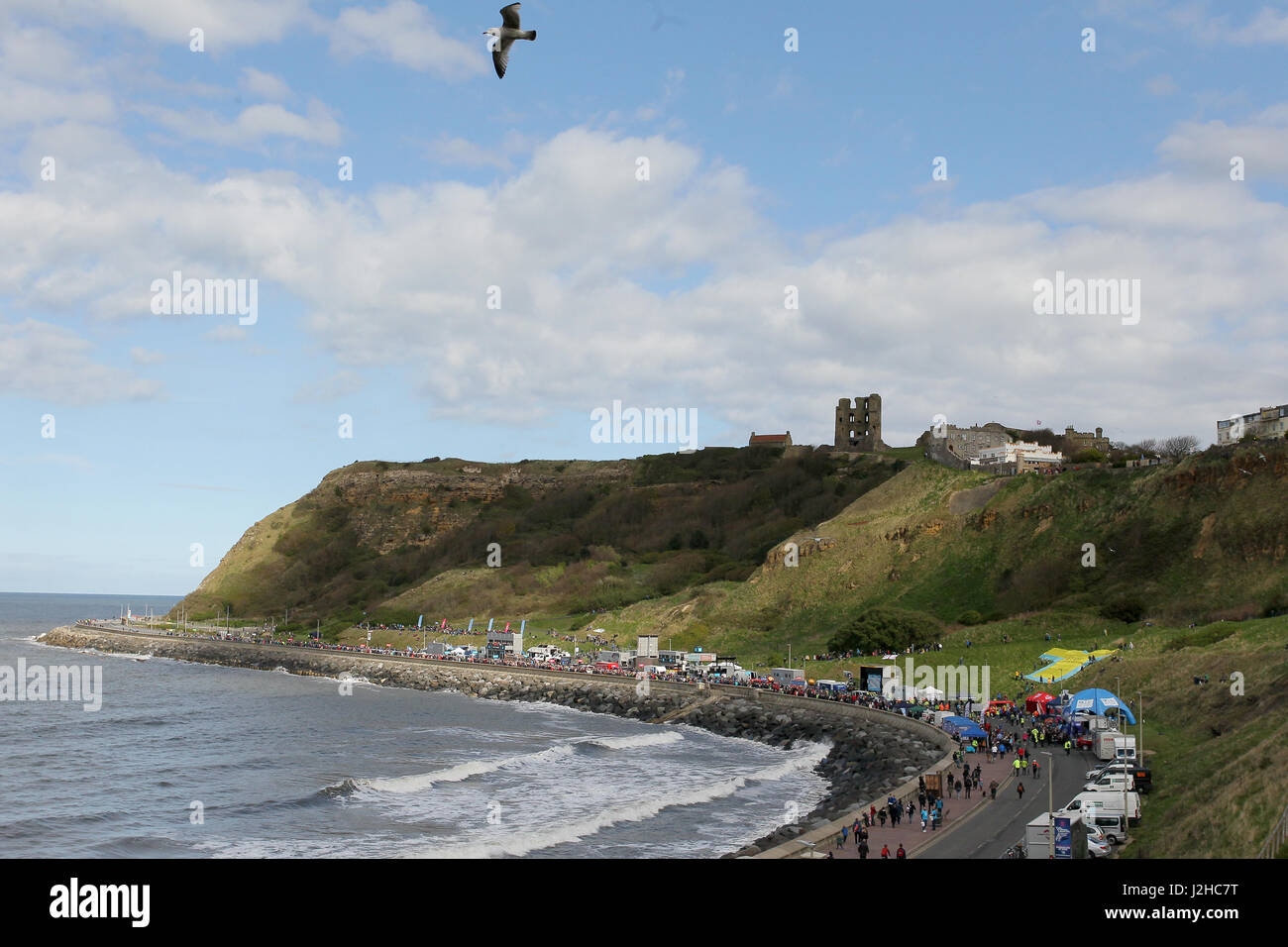 Tifosi affollano intorno alla finitura durante una tappa del Tour de Yorkshire tra Bridlington a Scarborough. Foto Stock