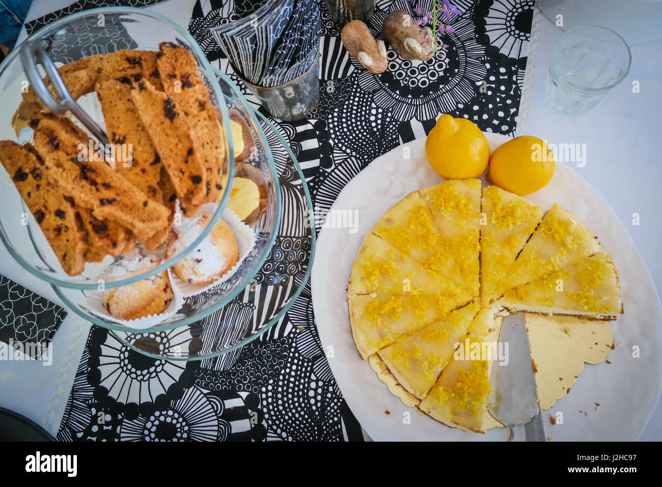 Tabella di dessert con biscotti al cioccolato e cheesecake su bianco che serve piatti Foto Stock