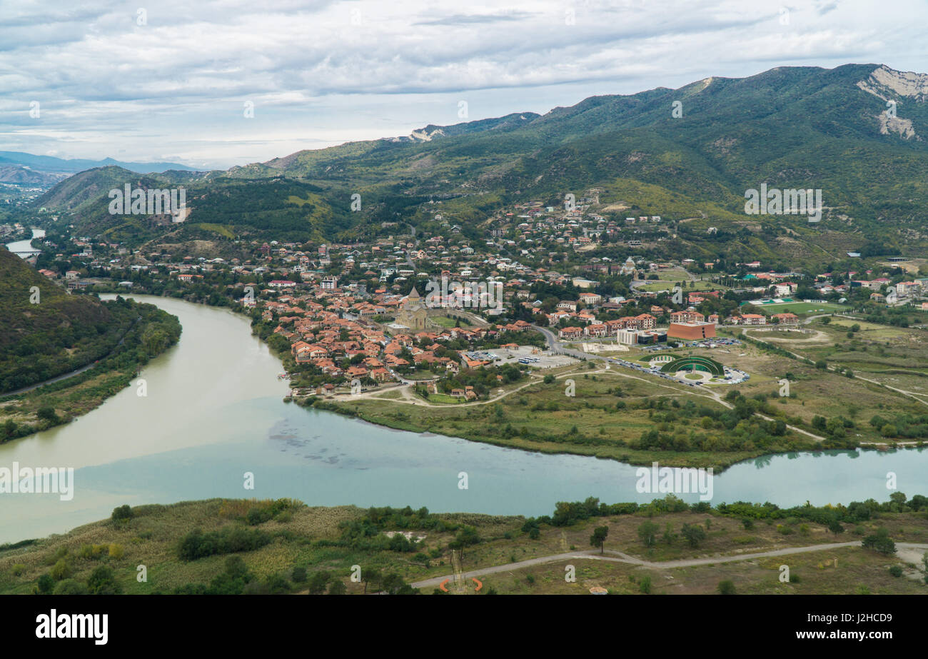 La vista dall'alto di Mtskheta, antica città in Georgia alla confluenza dei fiumi Mtkvari e Aragvi. Cattedrale di Svetitskhoveli, antico orto georgiano Foto Stock