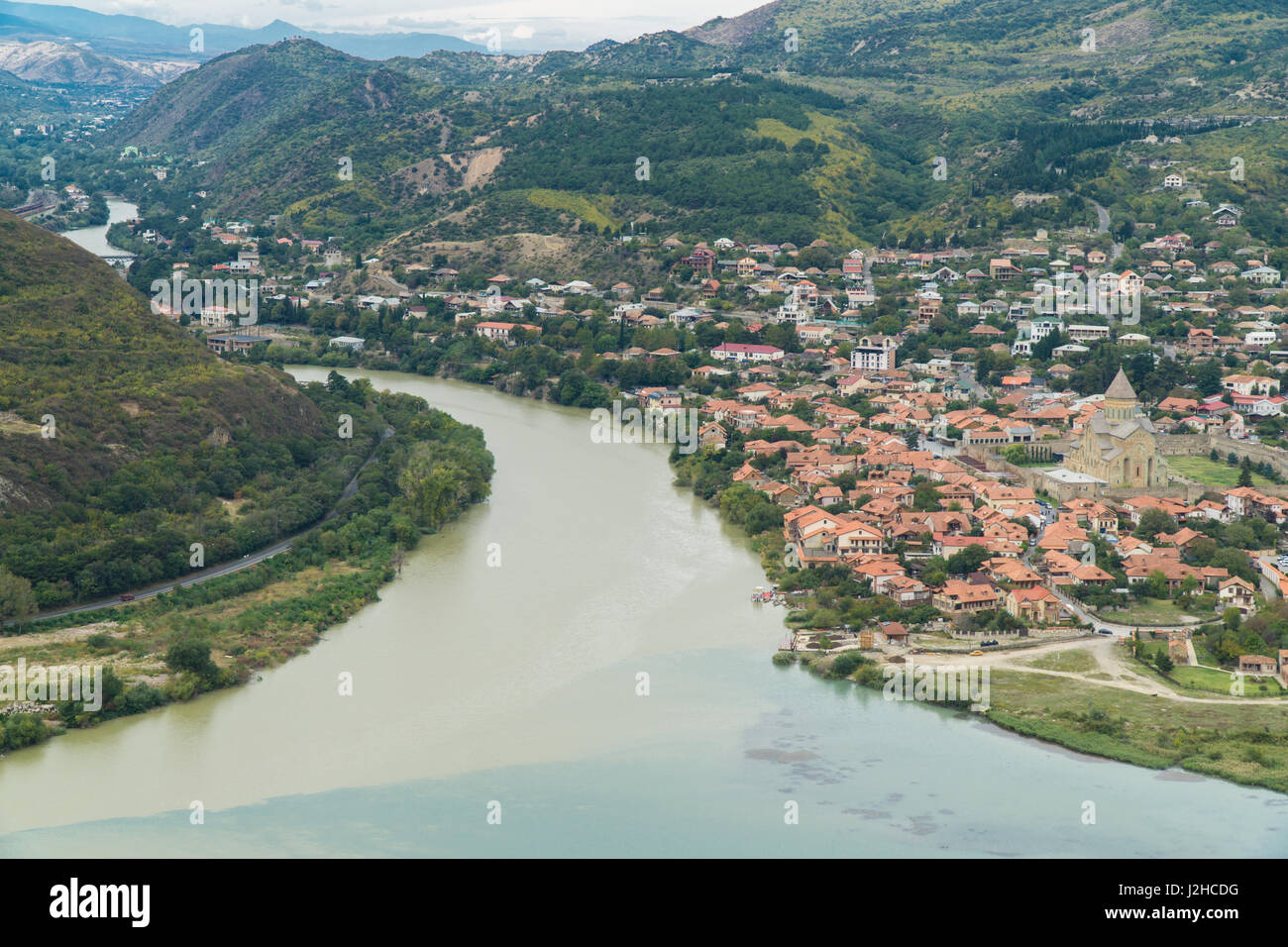 La vista dall'alto di Mtskheta, antica città in Georgia alla confluenza dei fiumi Mtkvari e Aragvi. Cattedrale di Svetitskhoveli, antico orto georgiano Foto Stock