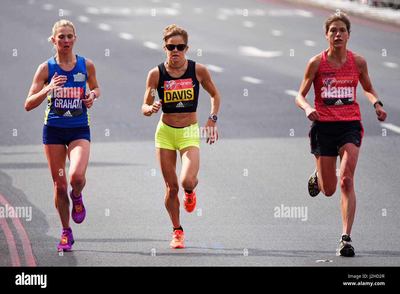 Laura Graham, Eleanor Davis e Hanna Vandenbussche partecipano alla maratona di Londra 2017 Foto Stock