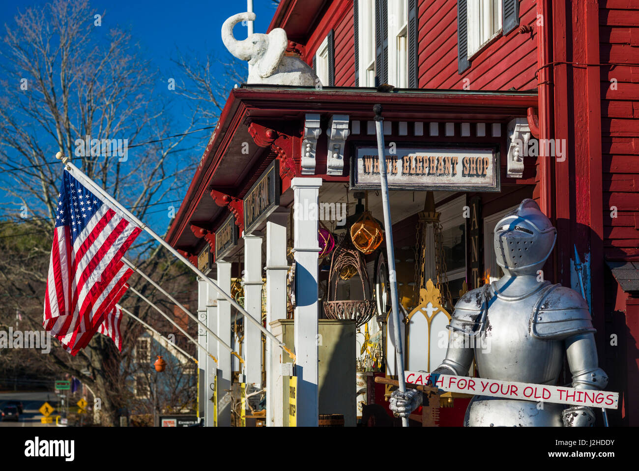 Stati Uniti d'America, Massachusetts, Essex, negozio di antiquariato con tuta di armor Foto Stock