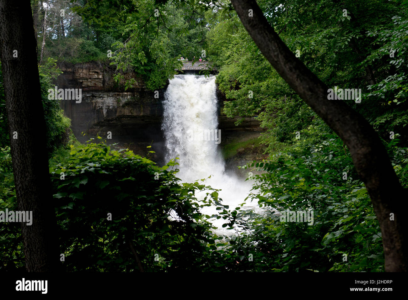 Minnesota, Minneapolis, Minnehaha Falls Park. Il cade durante il diluvio di Minnehaha creek (formato di grandi dimensioni disponibili) Foto Stock