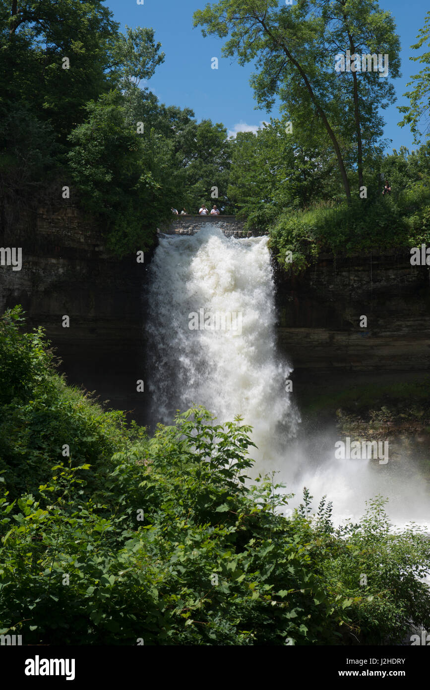 Minnesota, Minneapolis, Minnehaha Falls Park. Il cade durante il diluvio di Minnehaha creek (formato di grandi dimensioni disponibili) Foto Stock
