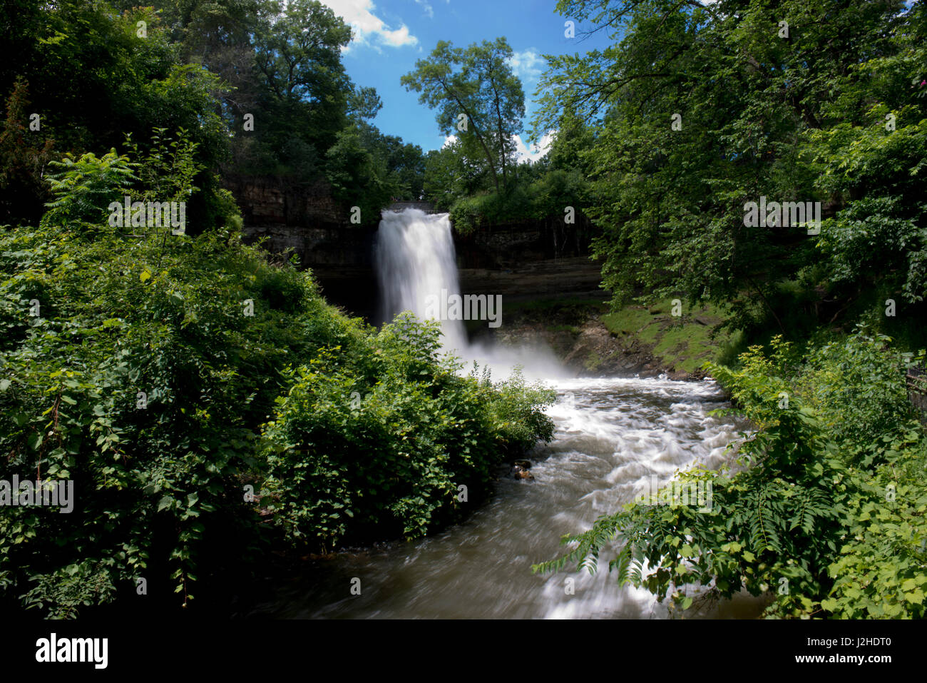 Minnesota, Minneapolis, Minnehaha Falls Park. Il cade durante il diluvio di Minnehaha creek (formato di grandi dimensioni disponibili) Foto Stock