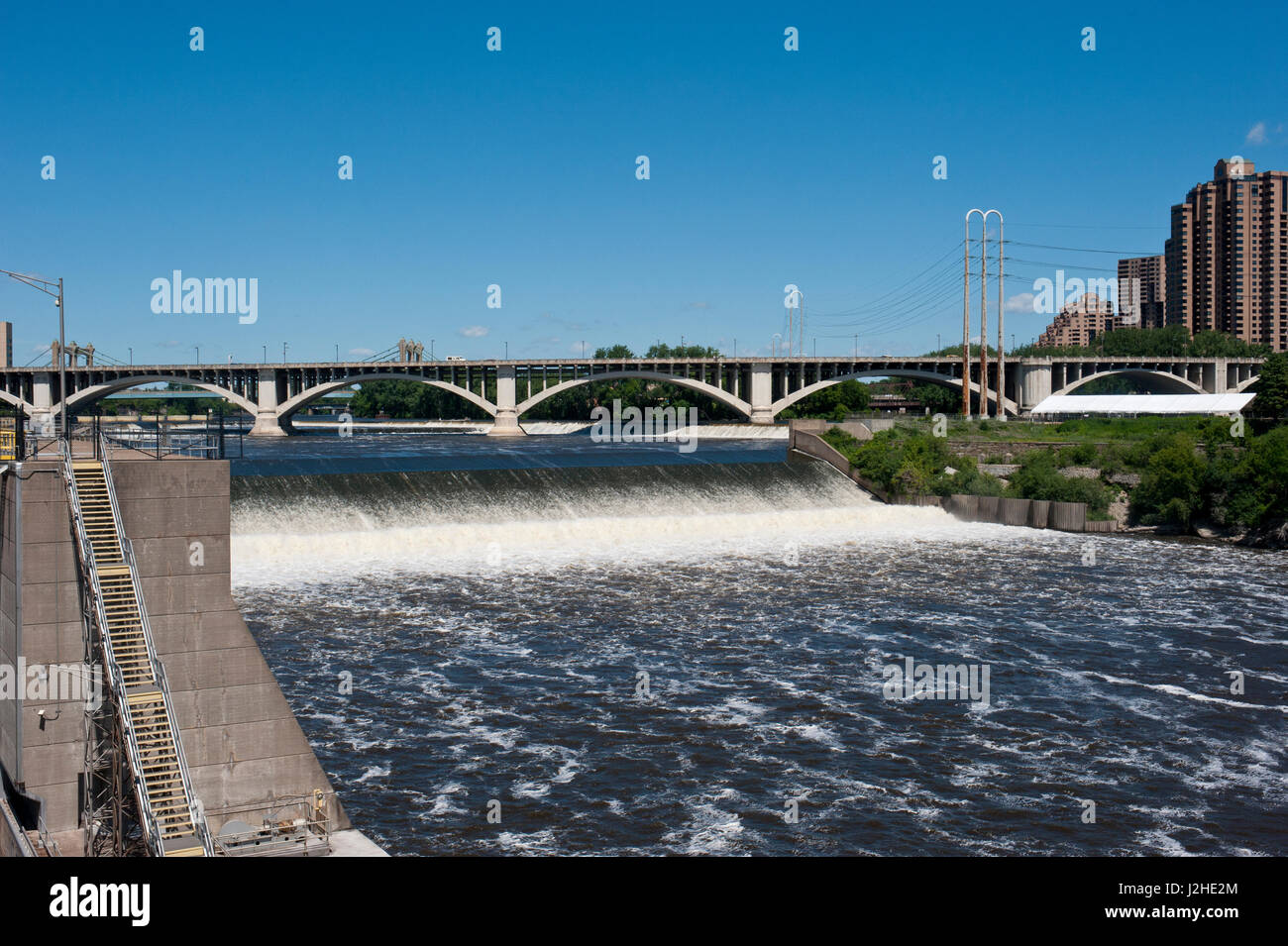 Minnesota, Minneapolis, St. Anthony Falls dalla pietra il ponte di Arco Foto Stock