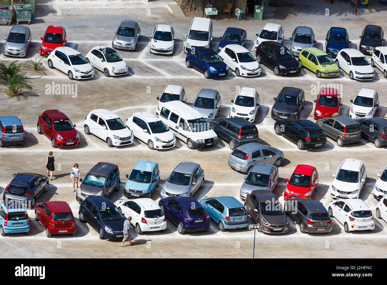Vai Beach, Grecia - 13 Ottobre 2016: un sacco di auto nel parcheggio nei pressi della famosa spiaggia di Vai nel periodo autunnale Foto Stock