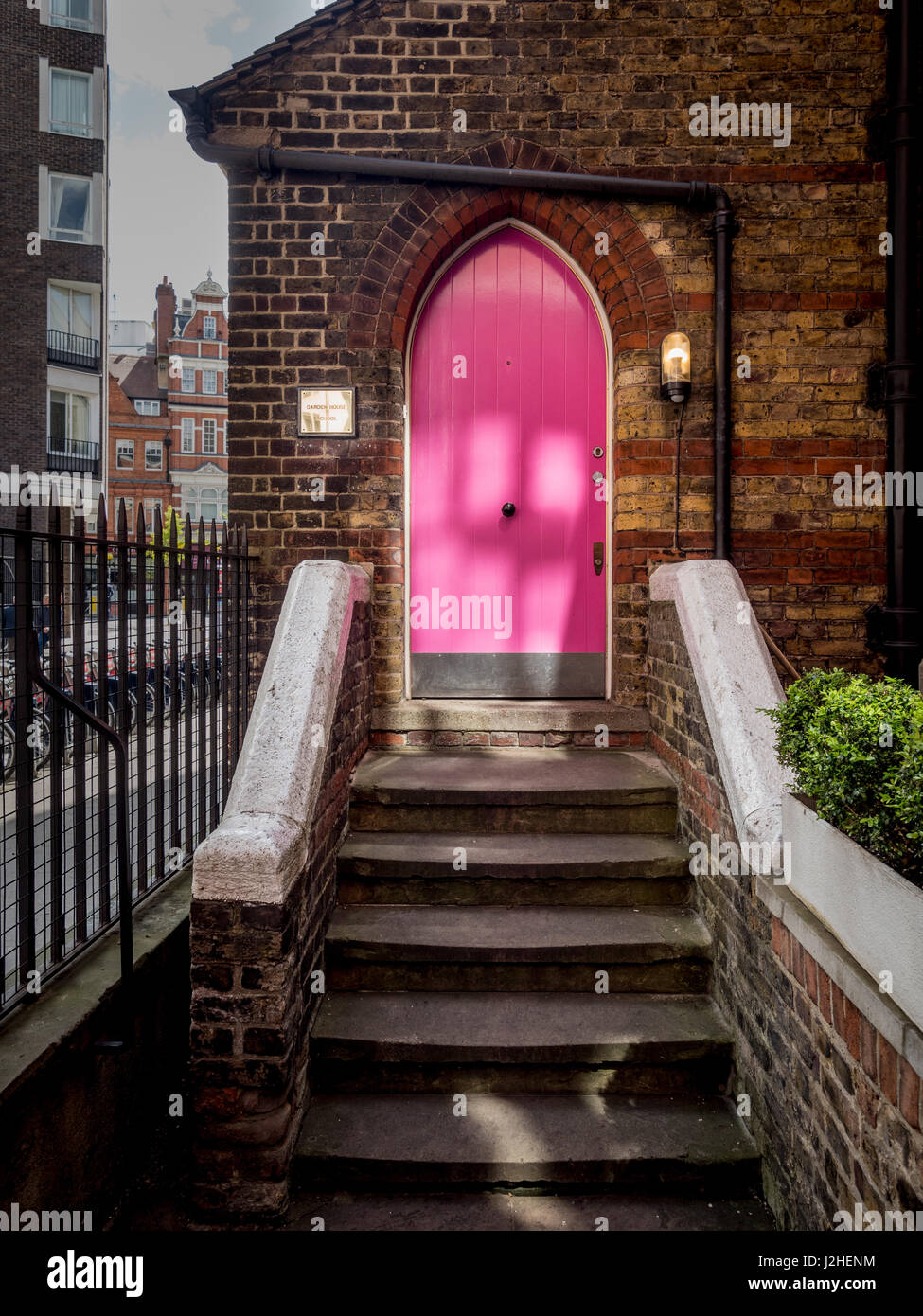 Rosa porta ad arco al Garden House Independent School scuola materna a Chelsea, Londra, Inghilterra Foto Stock
