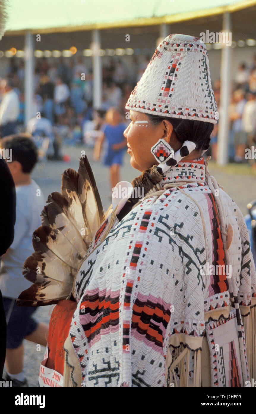 Donna vestita di completamente bordato cappello a cilindro e il capo durante i Blackfeet Indian Days Festival, Browning Montana Foto Stock