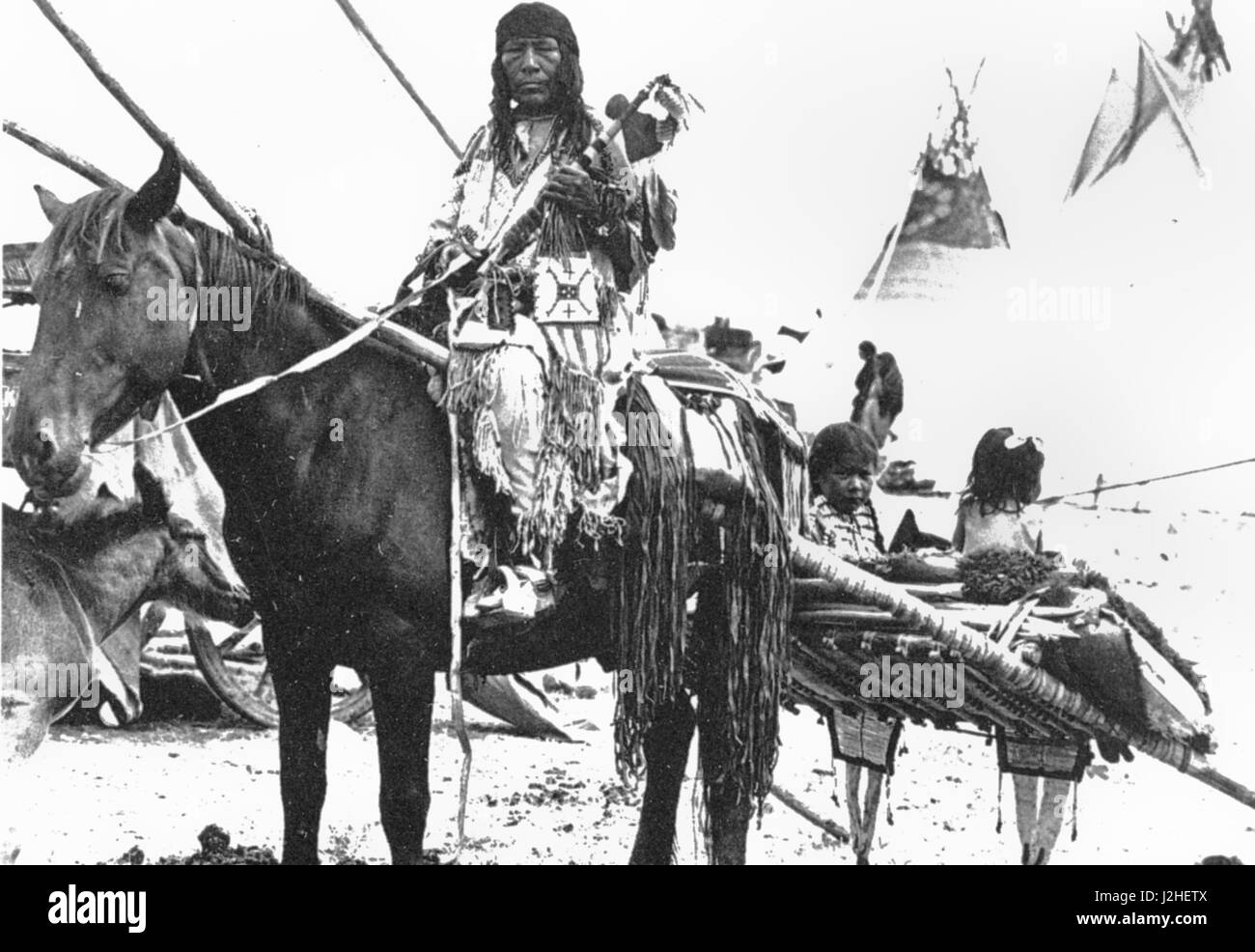1900 fotografia storica di Franklin Johnson di una famiglia Blackfeet trasportati su un cavallo travois Foto Stock