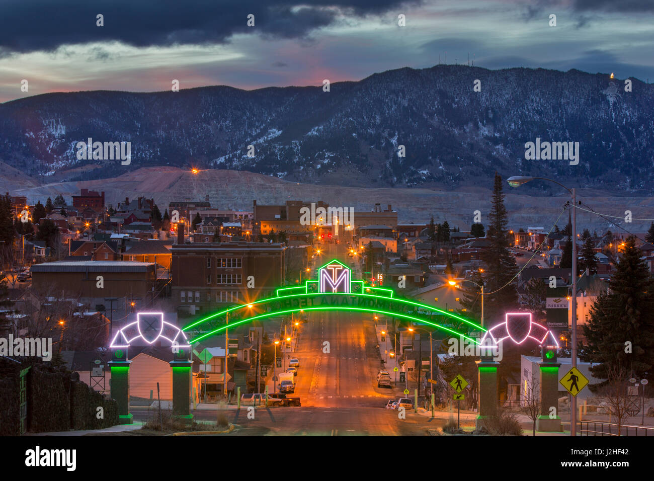 Guardando verso il basso Park Street dal Montana Tech campus all'alba in Butte, Montana, USA Foto Stock