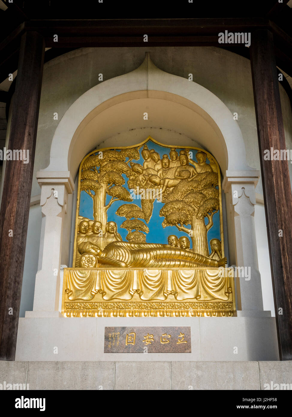 Buddha d'oro di scultura su la Pagoda della Pace, Parco di Battersea, Londra, Regno Unito. Foto Stock