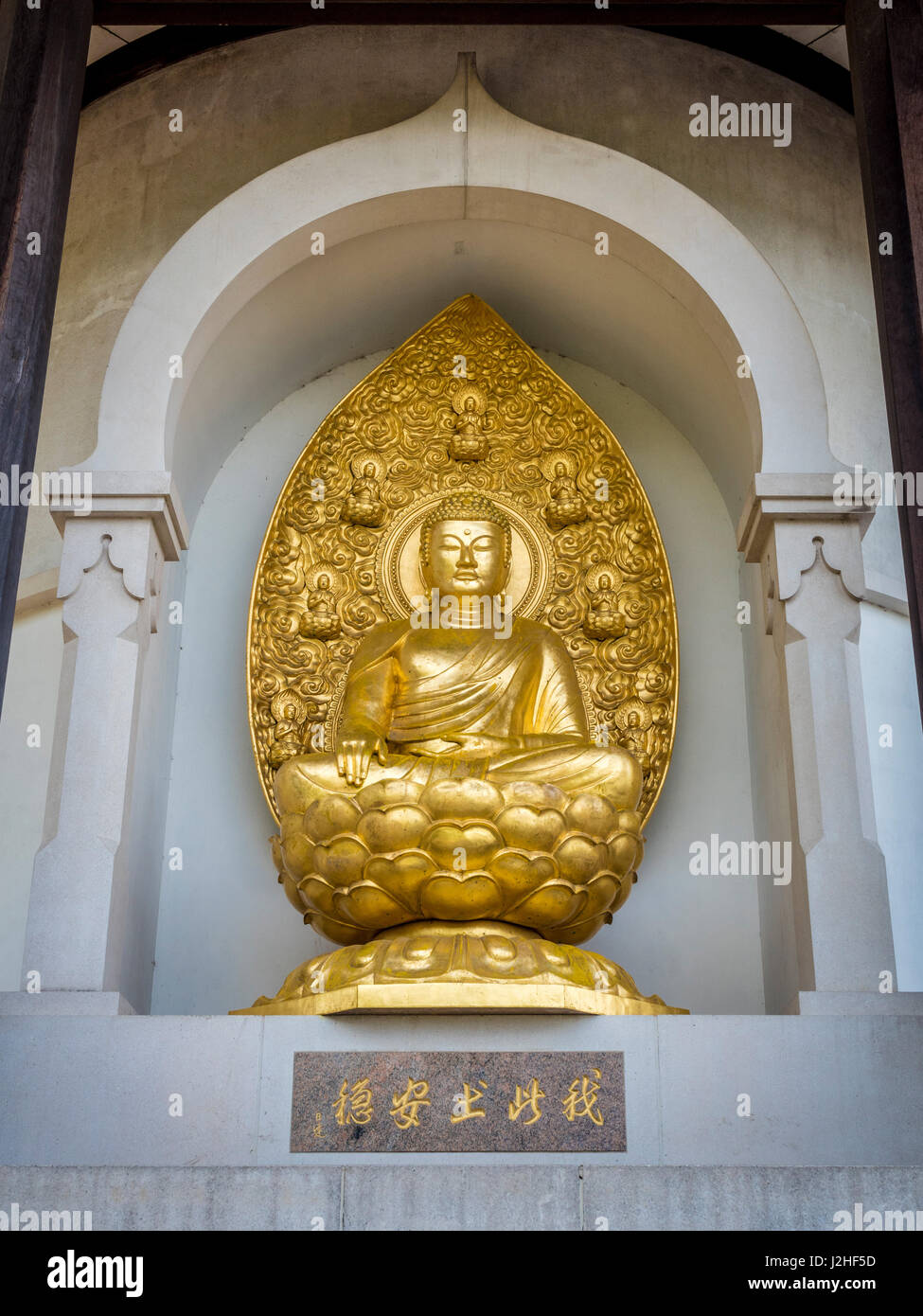 Buddha d'oro di scultura su la Pagoda della Pace, Parco di Battersea, Londra, Regno Unito. Foto Stock
