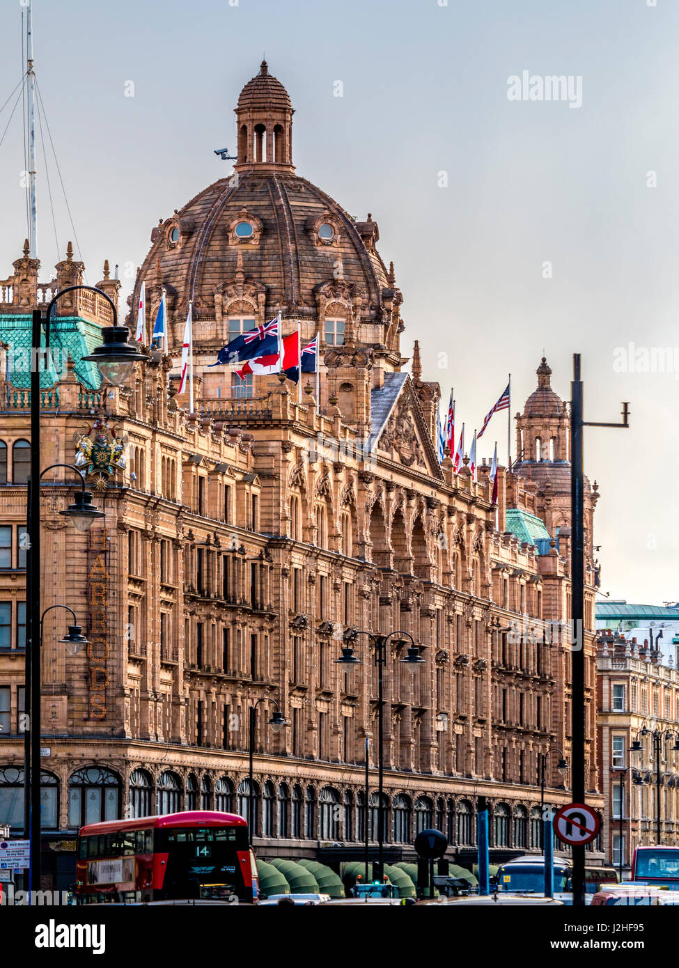 Esterno di Harrods beni di lusso department store, Knightsbridge di Londra, Regno Unito. Foto Stock
