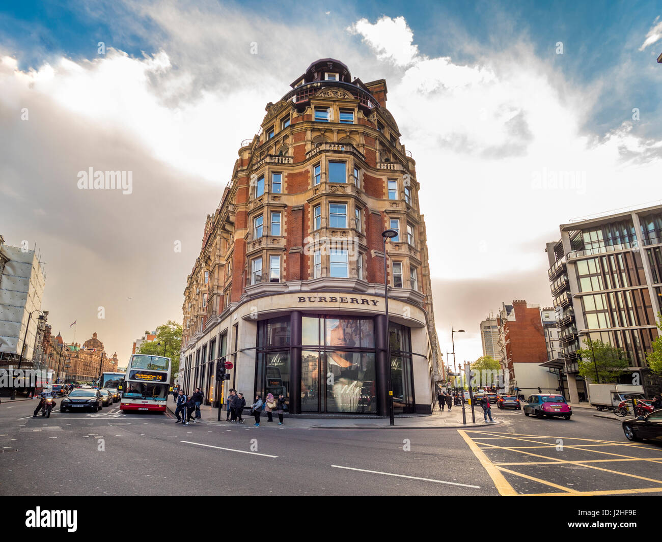 Scotch Corner - La giunzione tra Knightsbridge e Brompton Road, Londra. Chiamato dopo lo Scotch House che ha usato per essere all'angolo. Foto Stock