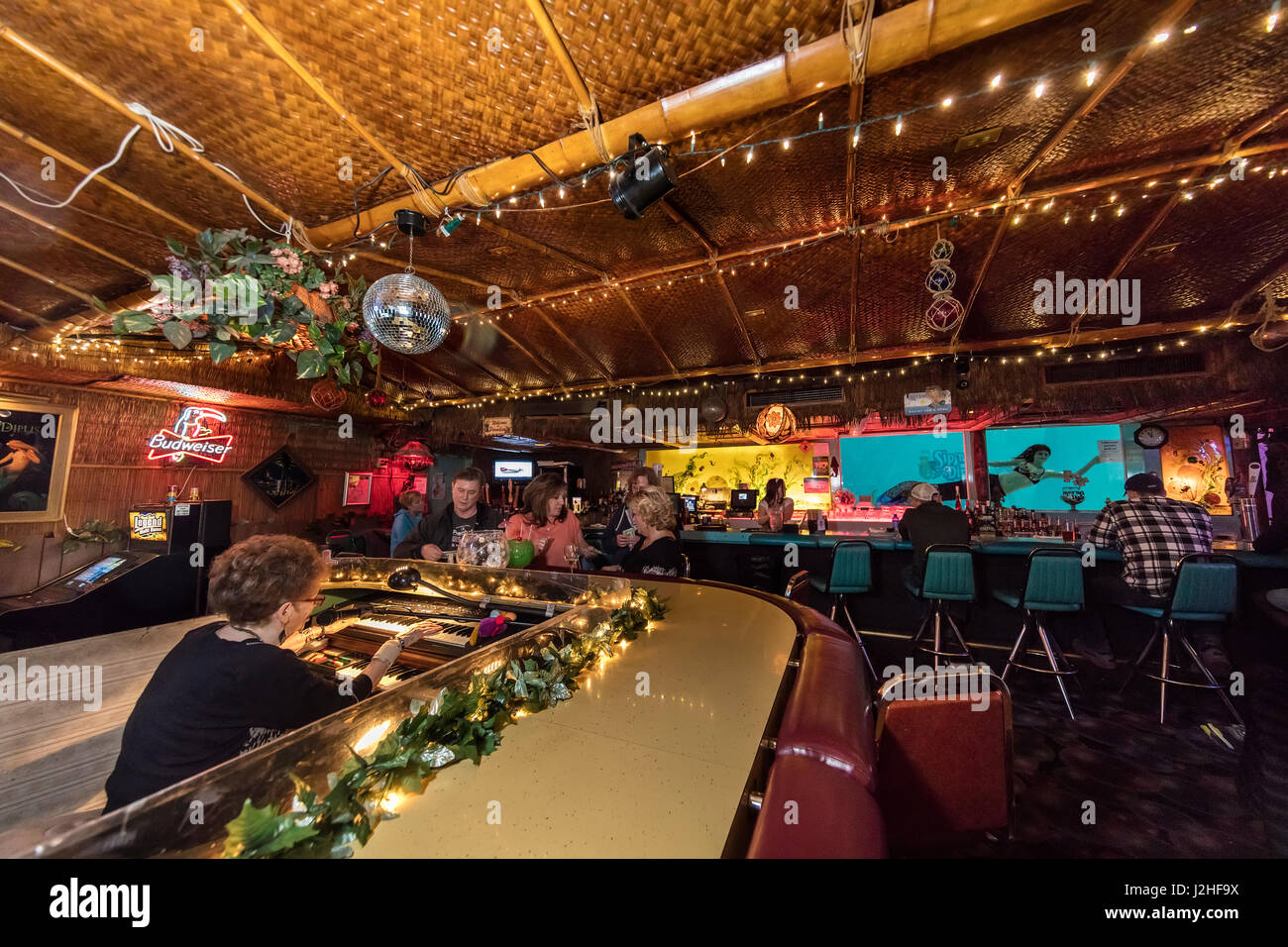 Pianoforte Pat Spoonheim gioca a Sip e immergere il Tiki Bar a Great Falls, Montana, USA (formato di grandi dimensioni disponibili) Foto Stock