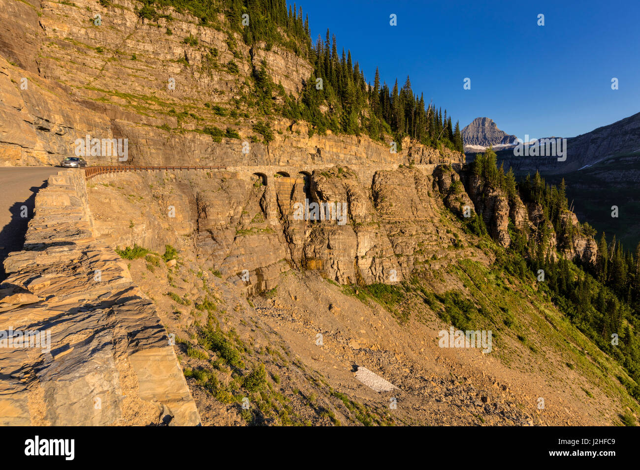 Tripla sezione di archi di andare al sole strada nel Parco Nazionale di Glacier, Montana, USA (formato di grandi dimensioni disponibili) Foto Stock