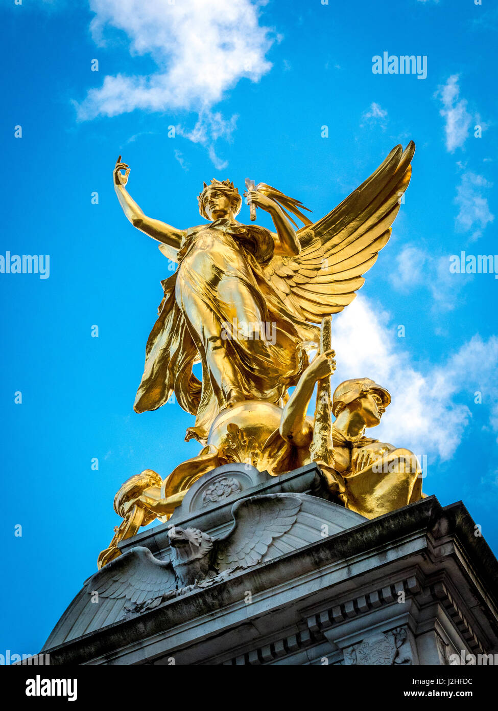Dorare Vittoria Alata in cima al memoriale della Victoria, Londra, Regno Unito. Foto Stock
