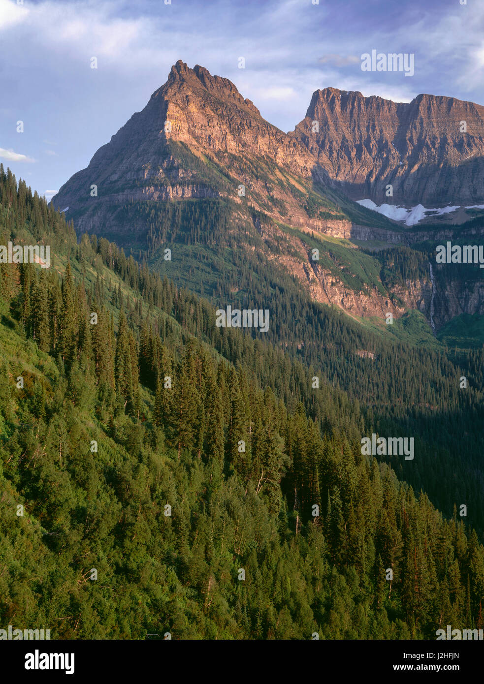 Stati Uniti d'America, Montana, il Parco Nazionale di Glacier, luce della sera sul Monte Oberlin e Bird donna cade. (Grandi dimensioni formato disponibile) Foto Stock