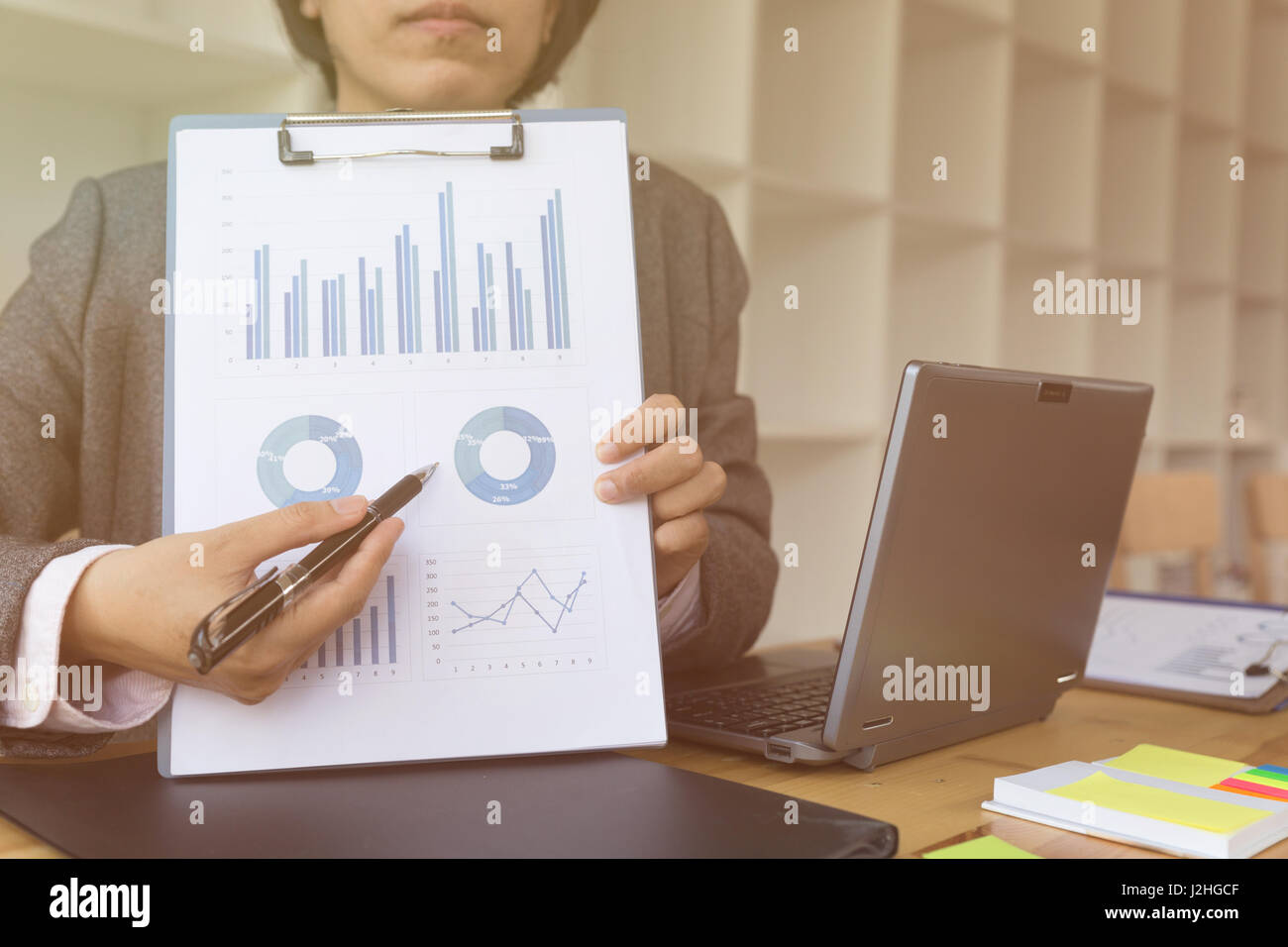 Business persona presente di investitore professionale lavorando nuovo avviamento del progetto. I responsabili finanziari di incontro e discussione sui dati di analisi sui grafici a Foto Stock