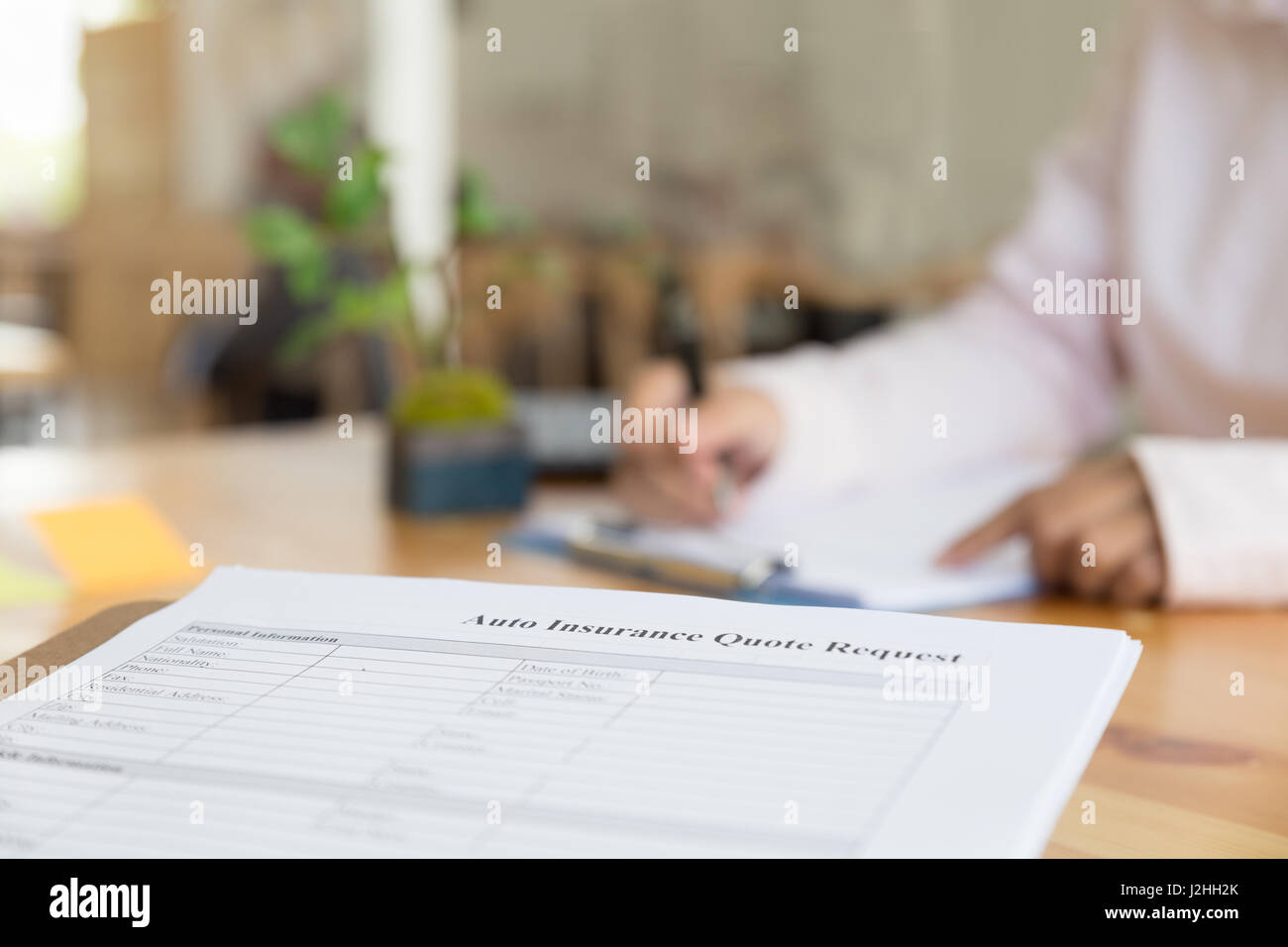 Persona 's mano compilare assicurazione auto modulo su una clipboard - Motore auto rimborso concetto del veicolo Foto Stock
