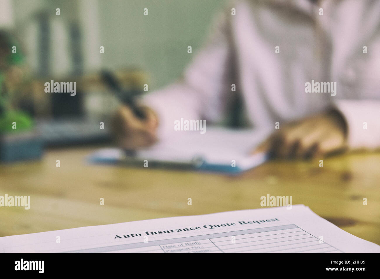 Persona 's mano compilare assicurazione auto modulo su una clipboard - Motore auto rimborso concetto del veicolo Foto Stock